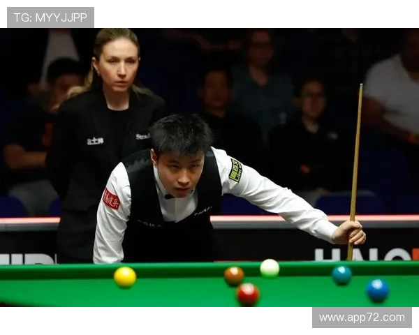 赵心童以6-1战胜布朗轻松晋级斯诺克国际锦标赛第二轮展现强劲实力